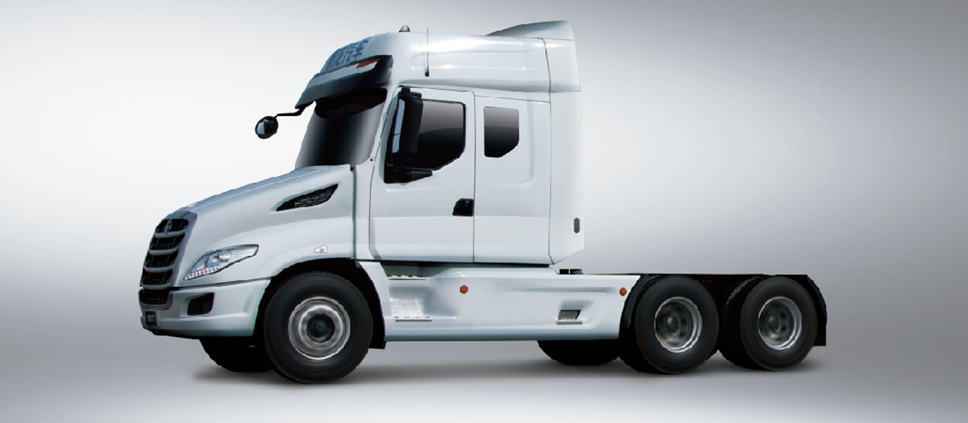 T7牽引車 美式長頭造型：長頭造型設計，對駕駛員形成天然保護，同時降低駕駛室重心與側(cè)翻風險